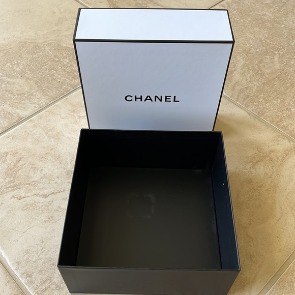 Chanel Gift Box - Picture 3 of 5